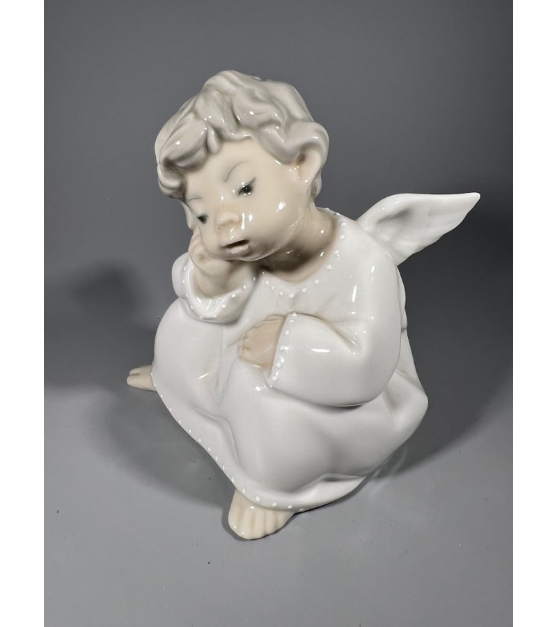 Statulėlė Mąstantis angelas. LLADRO. Glazūruotas porcelianas. Autorius Fulgencio Garcia. Ispanija. Kaina 53