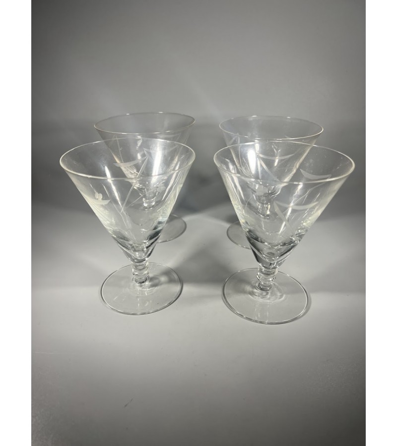 Taurės vynui, vandeniui raižyto stiklo, vintažinės. 200 ml. 4 vnt. Kaina po 7 Taurės vynui, vandeniui raižyto stiklo, vintažinės. 200 ml. 4 vnt. Kaina po 7