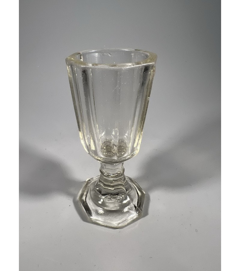 Taurelė, stikliukas, lafitnik, antikvarinis. Talpa 30 ml. Kaina 38 Taurelė, stikliukas, lafitnik, antikvarinis. Talpa 30 ml. Kaina 38