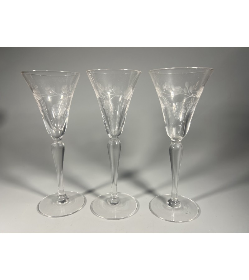 Taurelė stipriesiems gėrimams, raižyto stiklo. 50 ml.  3 vnt. Kaina po 4