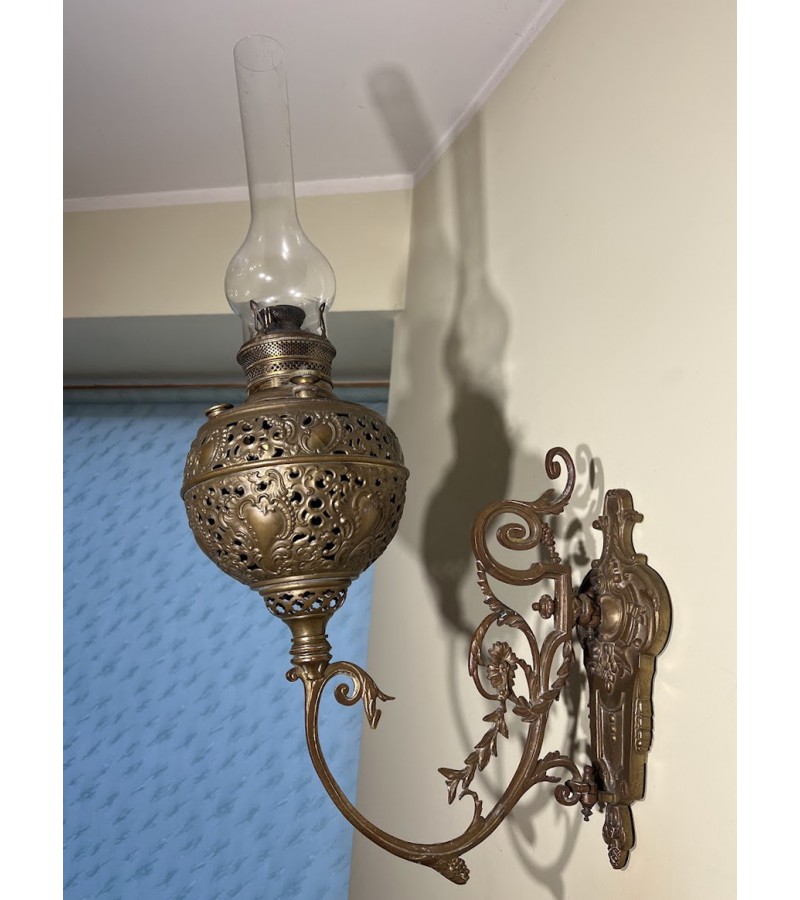 Lempa žibalinė, sieninė, antikvarinė, puošta ažūriniais raštais, prancūziška. Apie 1900 m. Kaina 288