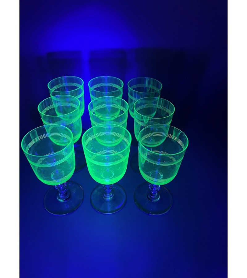 Taurės urano stiklo vyno ar vandens antikvarinės. Talpa 100 ml. 8 vnt. Kaina po 28