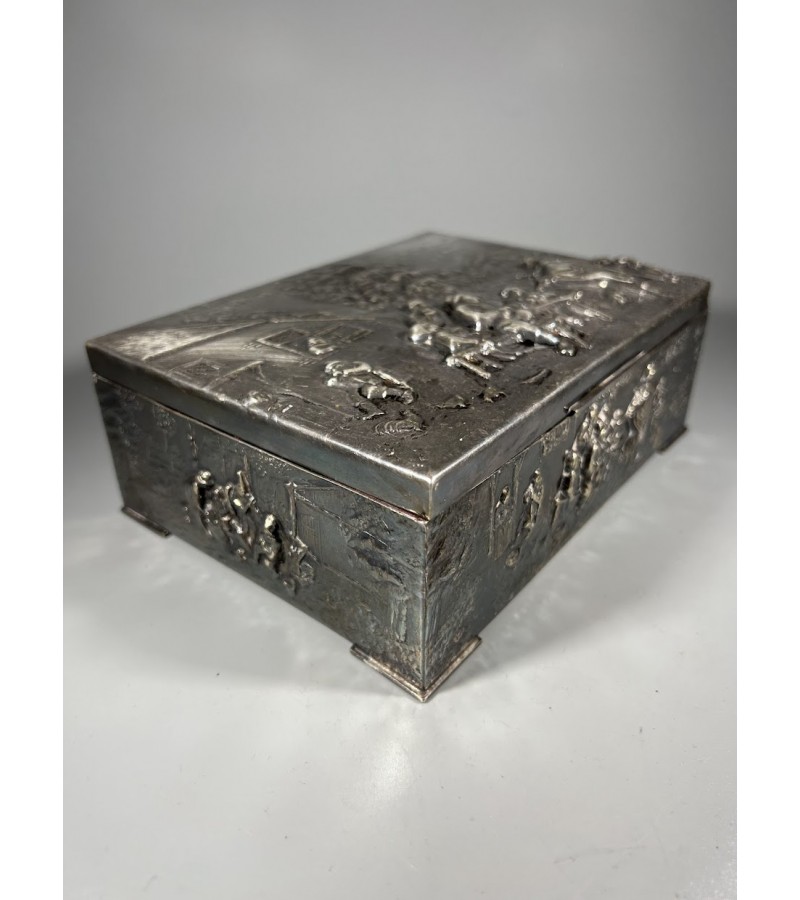 Dėžutė antikvarinė, sidabruota, dekoratyvinė, su flamandų kaimo vaizdais. Kaina 78