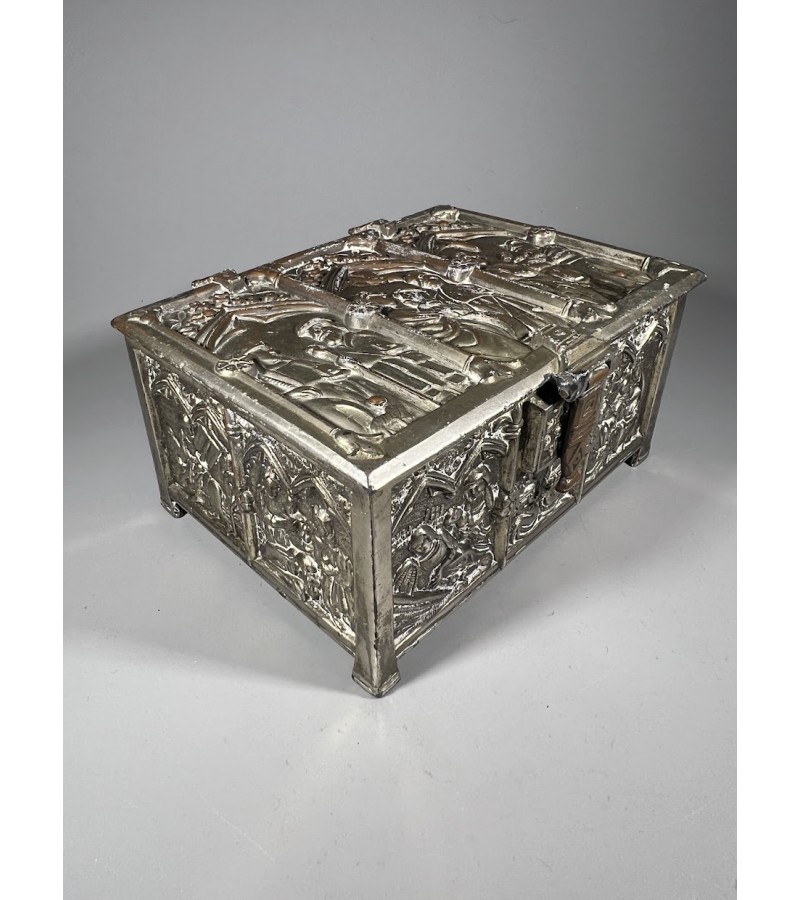 Dėžutė, skrynelė antikvarinė, neogotikinio stiliaus dekoratyvinė, japoniška. Made in Japan. Svoris 1 kg. Kaina 87 Dėžutė, skrynelė antikvarinė, neogotikinio stiliaus dekoratyvinė, japoniška. Made in Japan. Svoris 1 kg. Kaina 87