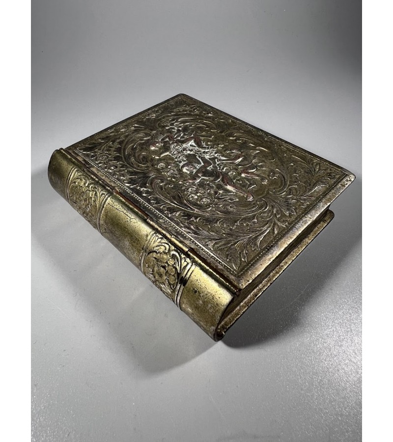 Dėžutė antikvarinė, Art Nouveau stiliaus, sidabruota, dekoratyvinė, knygos formos. Kaina 43