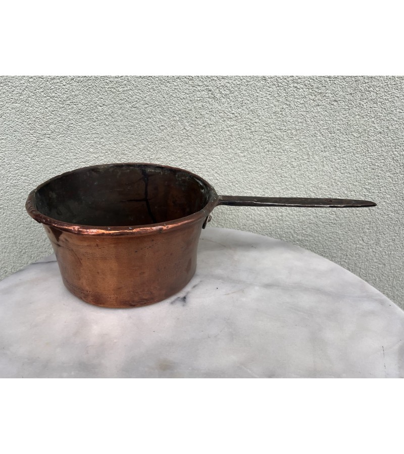 Puodas varinis su rankena, varinis, kaltinis, antikvarinis. Kaina 66