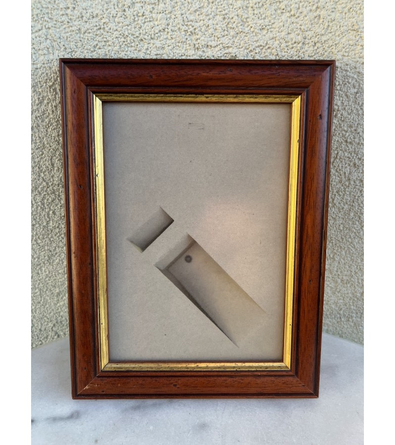 Rėmelis medinis antikvarinio stiliaus su stiklu. Kaina 18