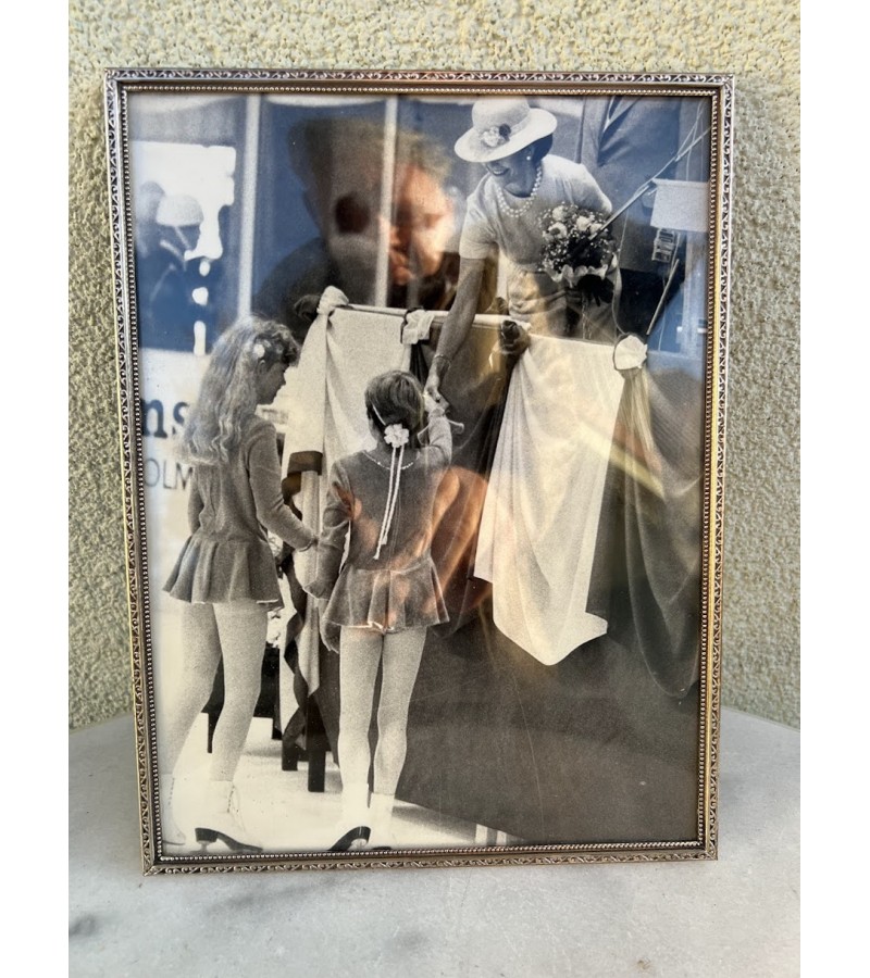 Rėmelis metalinis, išgaubtu stiklu, antikvarinis. Pastatomas. pakabinamas. Kaina 38