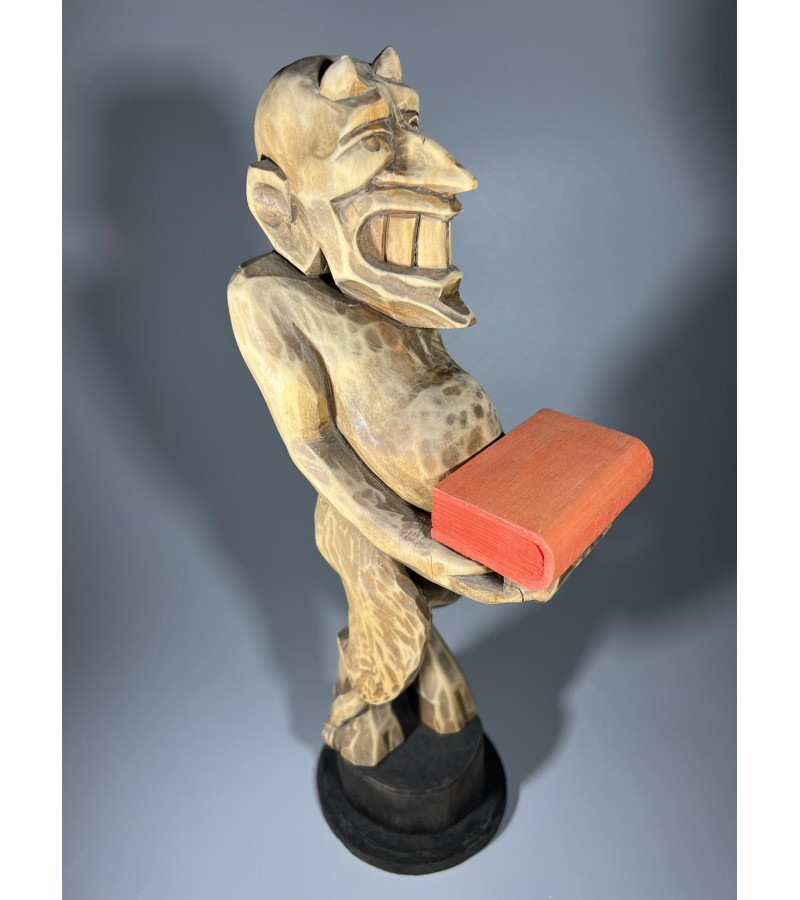 Statulėlė Velnias su knyga, medinė, drožinėta, lietuviška. Kaina 158