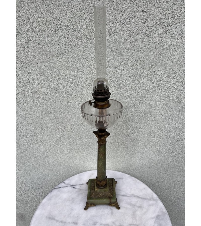 Lempa žibalinė, antikvarinė, prancūziška, aukšta, veikianti. Marmuras, žalvaris, stiklas. Aukštis 80 cm. Kaina 208