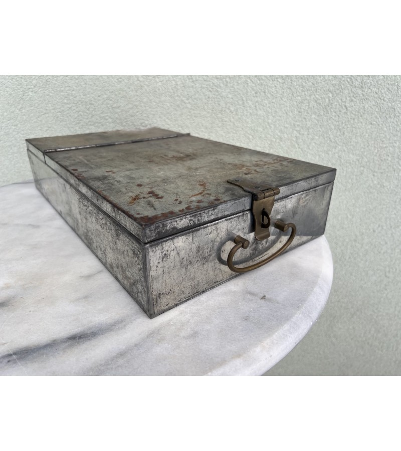 Banko seifo dėžutė metalinė, antikvarinė, su žalvarine rankena ir užsegimu. Kaina 63