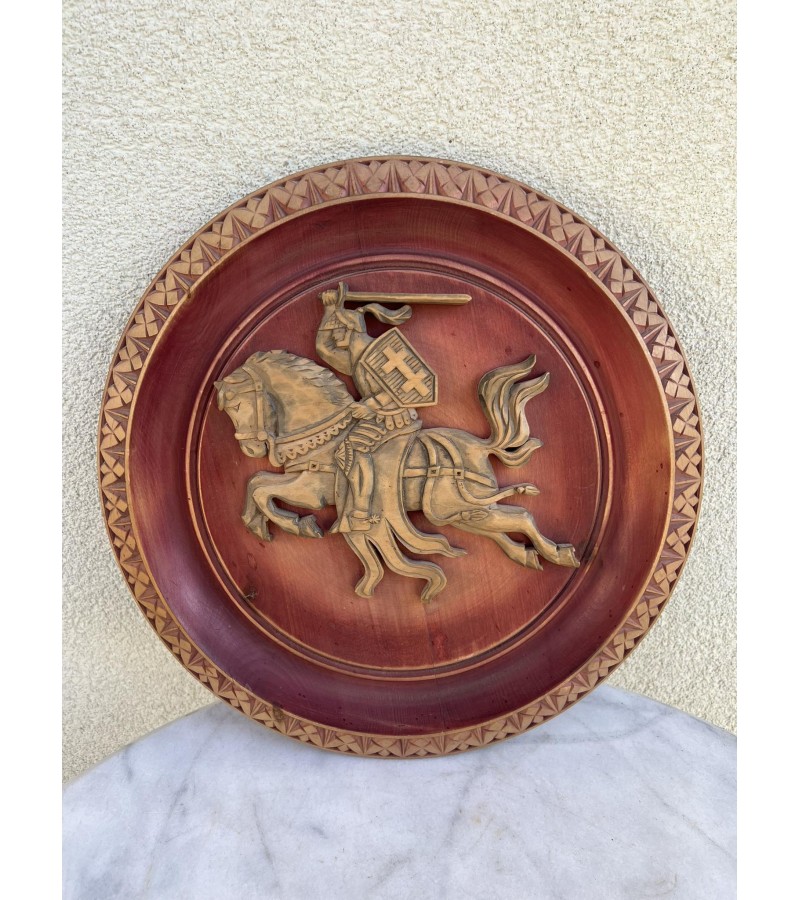 Bareljefas Vytis, medinis, drožinėtas liaudies meistro. 1989 m. Skersmuo 35 cm. Kaina 213 Bareljefas Vytis, medinis, drožinėtas liaudies meistro. 1989 m. Skersmuo 35 cm. Kaina 213