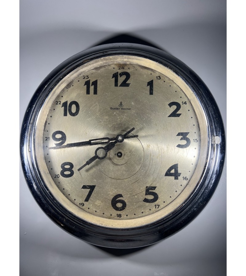 Laikrodis antikvarinis, sieninis, kontorinis Gustav Becker, kabėjęs Kaune, Žaliakalnyje. Veikiantis, patikrintas laikrodininko. Kaina 218