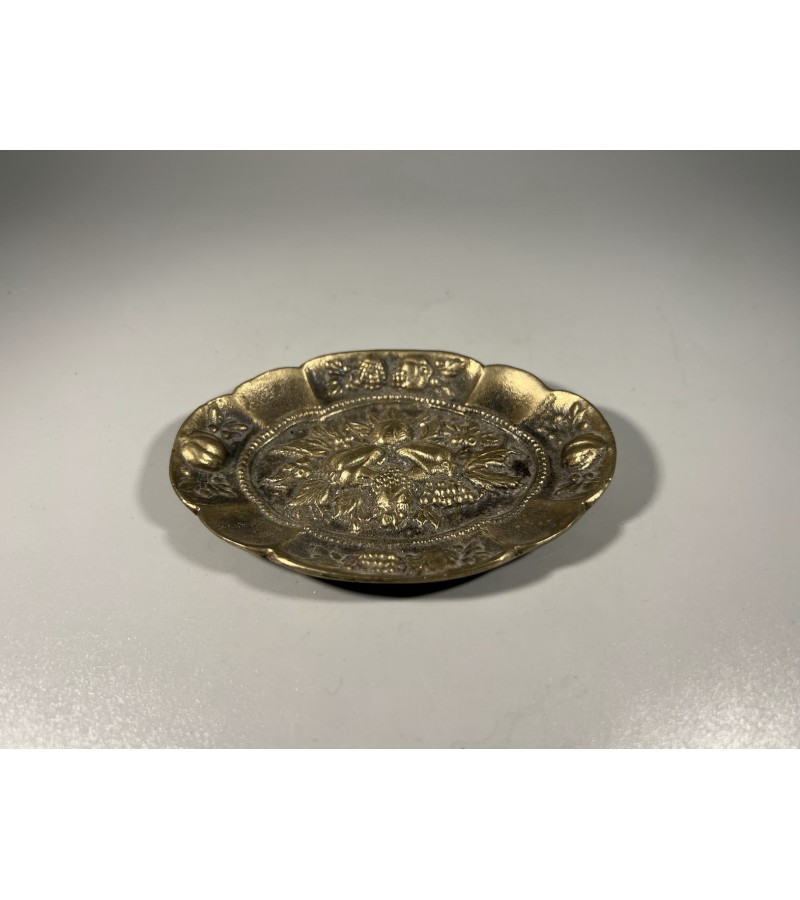 Lėkštutė, peleninė žalvarinė Art Deco stiliaus „vide-poche“, su vaisių ir gėlių motyvais. Kaina 17