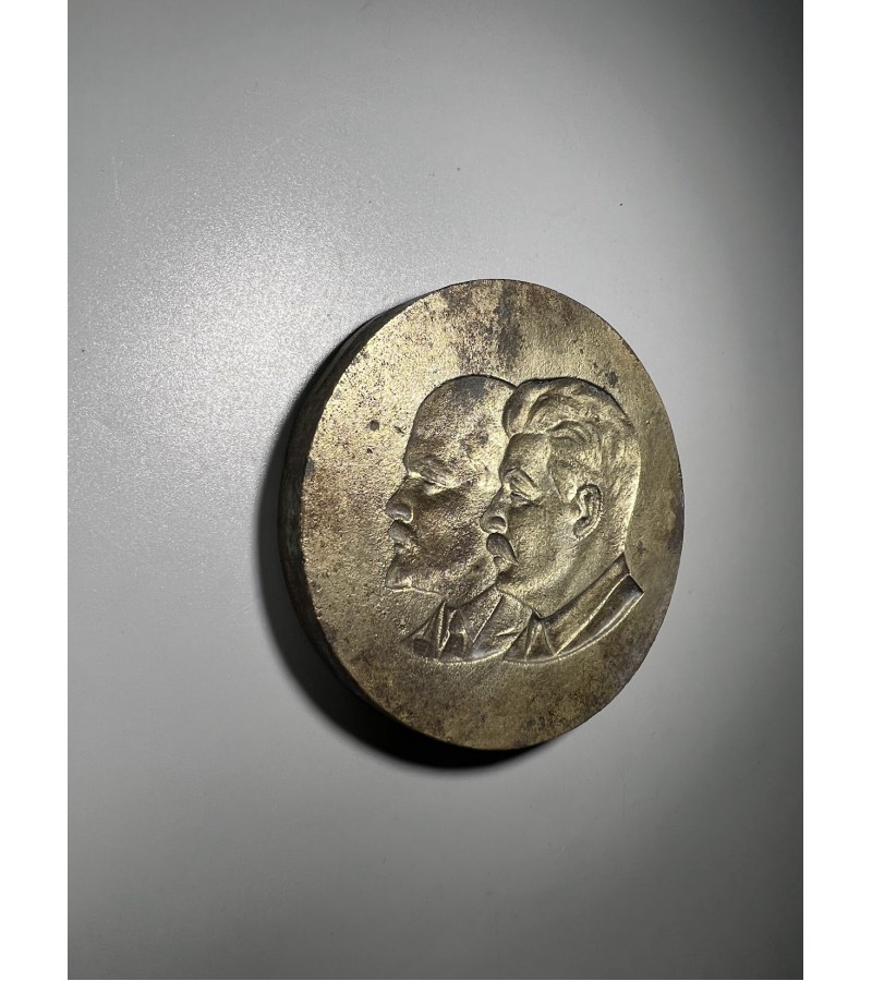 Liejimo forma, matrica, Stalinas, Leninas, sovietinė, tarybinių laikų. Pagamintas iš bronzos tarp 1930 ir 1953 m. Kaina 88 Liejimo forma, matrica, Stalinas, Leninas, sovietinė, tarybinių laikų. Pagamintas iš bronzos tarp 1930 ir 1953 m. Kaina 88