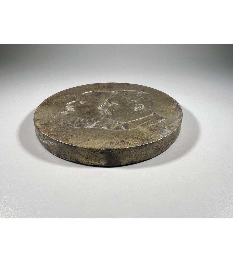 Liejimo forma, matrica, Stalinas, Leninas, sovietinė, tarybinių laikų. Pagamintas iš bronzos tarp 1930 ir 1953 m. Kaina 88 Liejimo forma, matrica, Stalinas, Leninas, sovietinė, tarybinių laikų. Pagamintas iš bronzos tarp 1930 ir 1953 m. Kaina 88