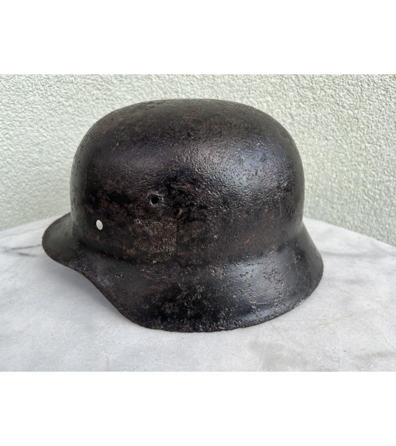 Šalmas vokiškas, kariškas, originalus, II-ojo pasaulinio karo laikų, nacistinės Vokietijos. Išlikęs originalus erelio lipdukas. Kaina 148