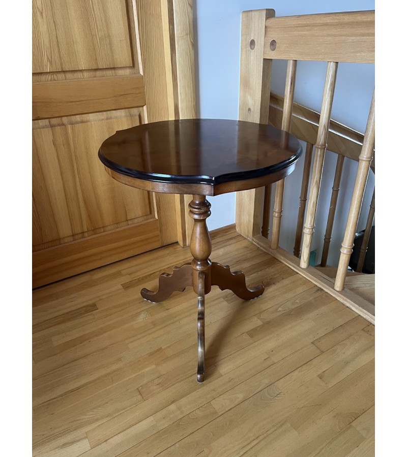 Staliukas, stovelis apvalus, antikvarinis, tvirtas, nedidelis kavos staliukas. Kaina 78