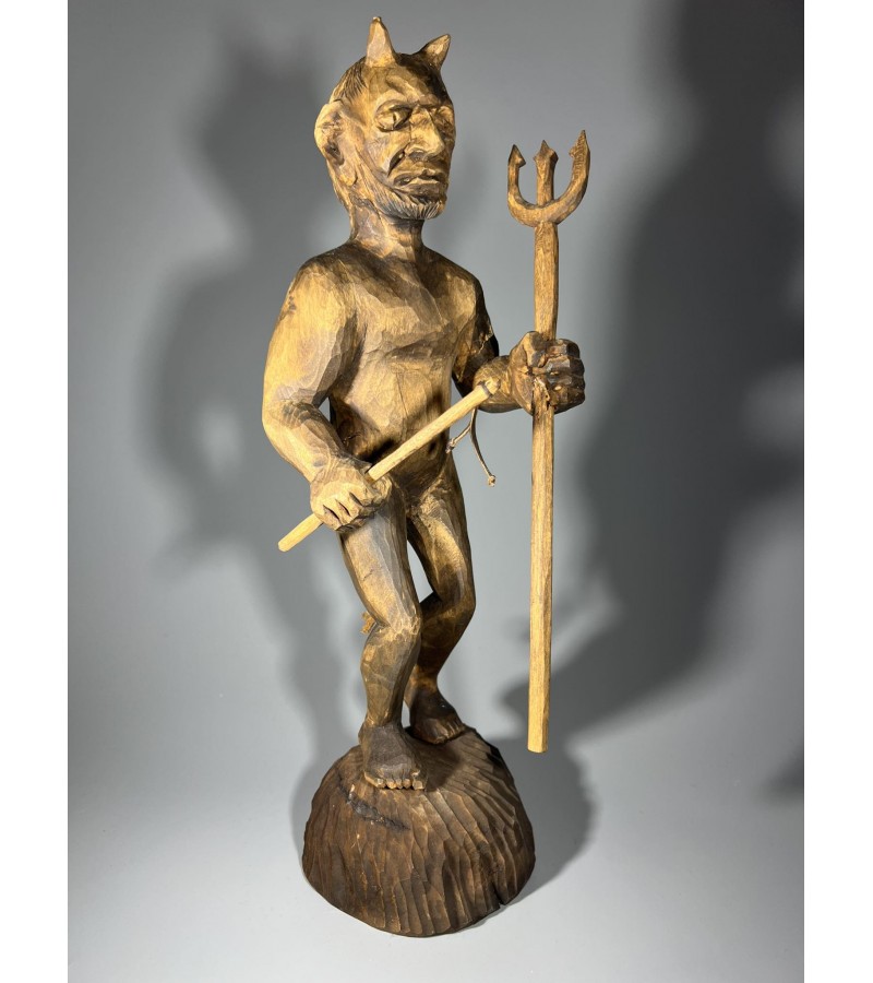 Statulėlė Velnias, su šakėm ir botagu, medinė, drožinėta, lietuviška. Kaina 188