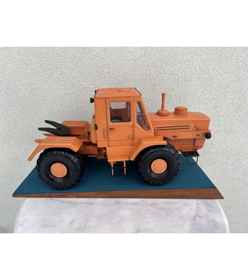Traktorius 65 x 23 x 32 cm. dydžio, metalinis T-150K, gamintas Charkivo traktorių gamykloje, 1974 iki 1985 m. Šis stovėjęs gamyklos direktoriaus kabinete. Kaina 538