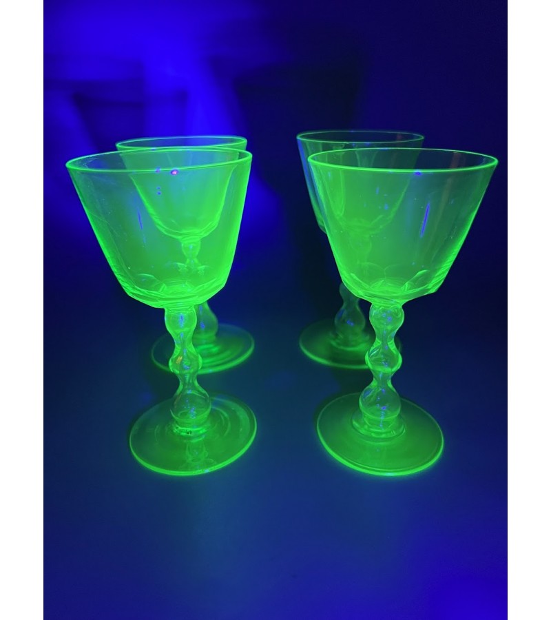 Taurelė, taurė urano stiklo, ant kojelės, antikvarinė. LIKO 3 vnt. Talpa 120 ml. Kaina po 33 Taurelė, taurė urano stiklo, ant kojelės, antikvarinė. LIKO 3 vnt. Talpa 120 ml. Kaina po 33