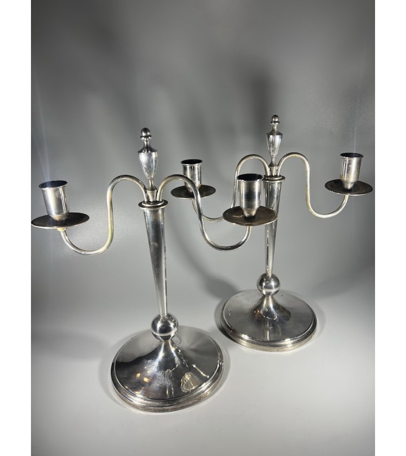 Žvakidė, žvakidės sidabrinės, antikvarinės, Art Deco stiliaus. Dizaineris: Elis Bergh. Gamintojas: C. G. Hallberg, Stokholmas. 1927 m. Kaina 2335 už abi.