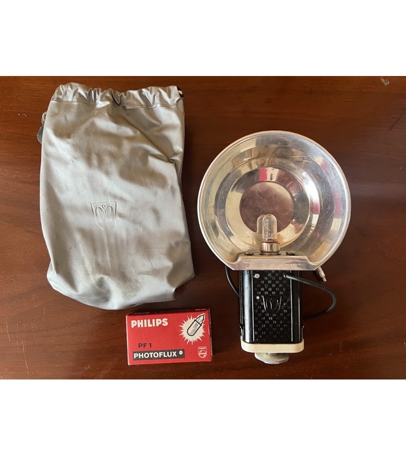 Blykstė, blicas Agfa fotoaparato blykstės rinkinys su dėklu ir Philips Photoflux PF 1 lemputėmis. Made in Germany. 1955–1965 m. Netikrinta. Kaina 28