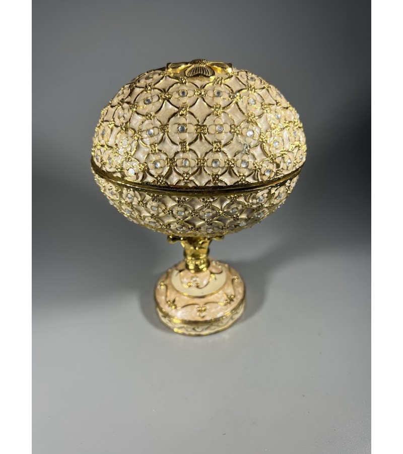 Dėžutė muzikinė emaliuota, kiaušinio formos. Svoris 1,2 kg. Kaina 58