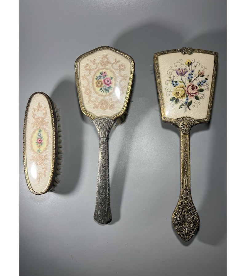 Plaukų šepetys siuvinėtas, angliškas, vintažinis. 3 vnt. Kaina po 13