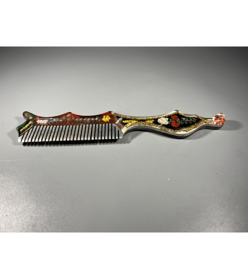 Šukos vintažinės, rankų darbo, metalinės, epoksidinės dervos rankena, tarybinių laikų. Ilgis 20 cm. Kaina 18 Šukos vintažinės, rankų darbo, metalinės, epoksidinės dervos rankena, tarybinių laikų. Ilgis 20 cm. Kaina 18