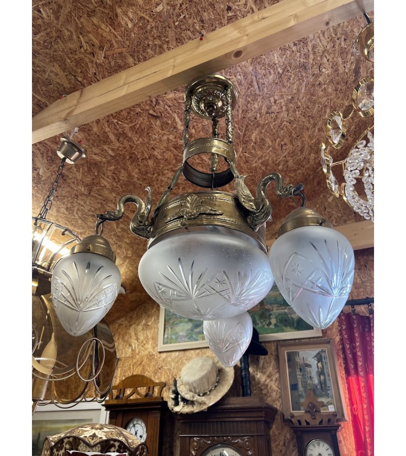 Šviestuvas antikvarinis, Ampyro, Empire stiliaus. Žalvaris, raižytas stiklas. 1890–1920 m. Rastas Kaune. Kaina 538