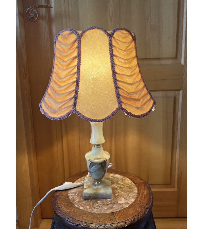 Šviestuvas pastatomas, stalinė lempa, onikso pagrindu, išskirtinio stiliaus. Kaina 48