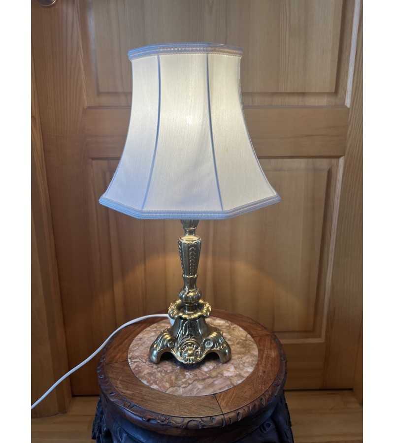 Šviestuvas pastatomas, stalinė lempa, žalvariniu pagrindu. Kaina 47