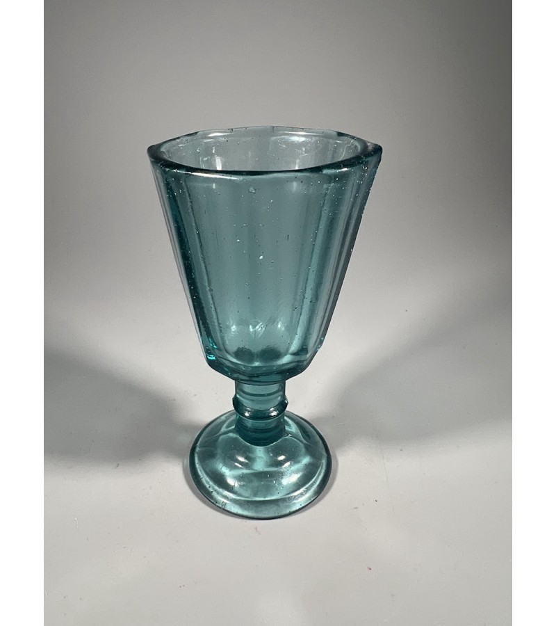 Taurelė, stikliukas, lafitnik mėlyno stiklo, antikvarinis. Talpa 35 ml. Kaina 53 Taurelė, stikliukas, lafitnik mėlyno stiklo, antikvarinis. Talpa 35 ml. Kaina 53