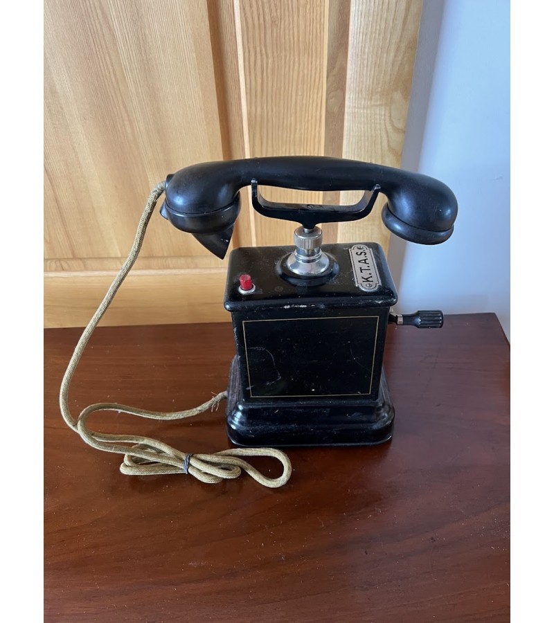 Telefonas K.T.A.S. (Kjøbenhavns Telefon Aktieselskab) antikvarinis, pagamintas Danijoje, metaliniu korpusu stalinis telefonas su rankenėle. 1920–1940 m. Kaina 118