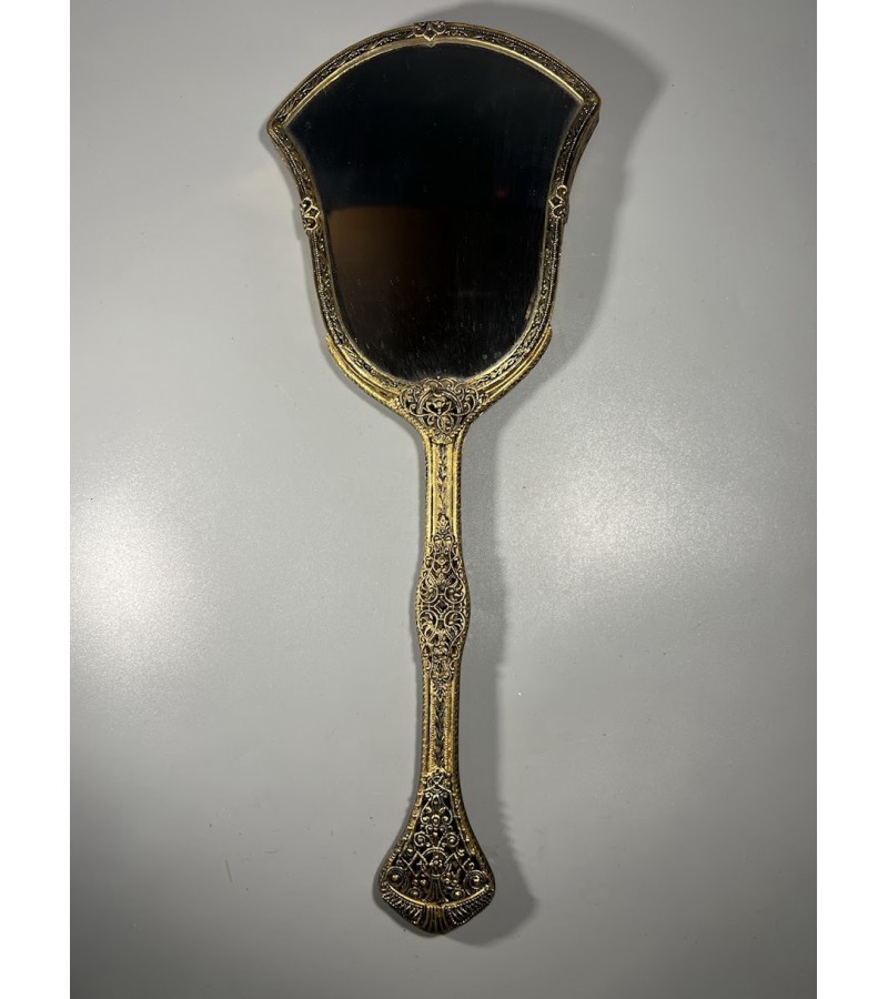 Veidrodėlis rankinis antikvarinis, Art Deco stiliaus filigraniniu raštu gėlių motyvais, facetuotu stiklu. Kaina 28