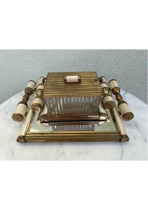 Komplektas: padėklai veidrodiniai su dėžute, Art Deco stiliaus, antikvariniai. 1940-1950 m. Kaina 68 už viską.