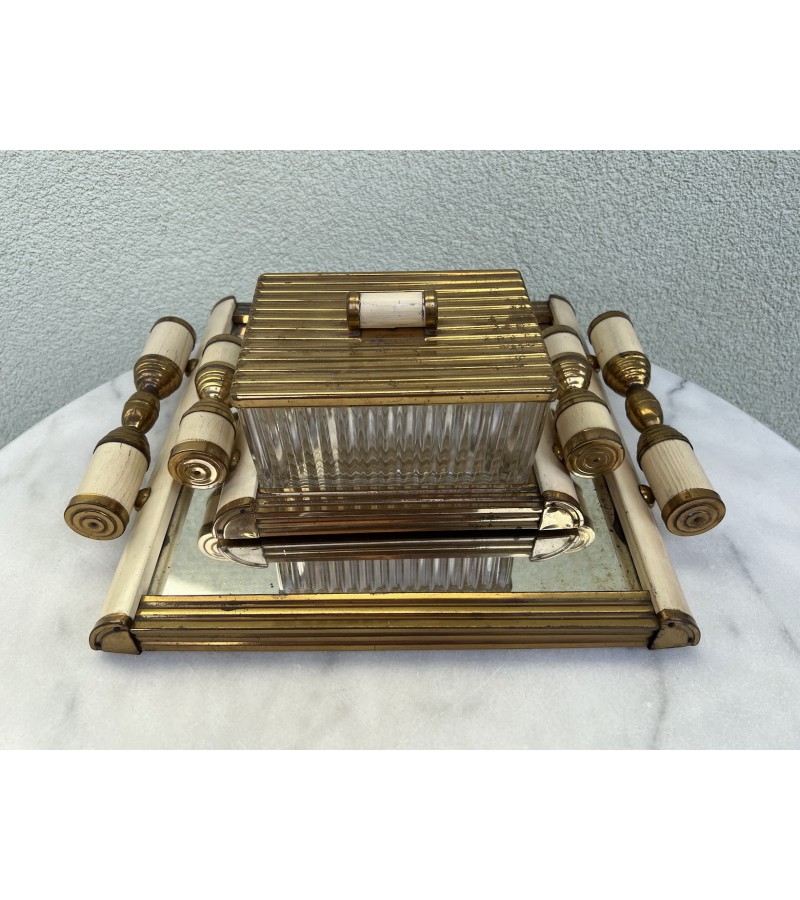 Komplektas: padėklai veidrodiniai su dėžute, Art Deco stiliaus, antikvariniai. 1940-1950 m. Kaina 68 už viską.