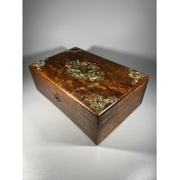 Skrynelė, dėžutė antikvarinė, medinė, puošta ornamentika. Kaina 68