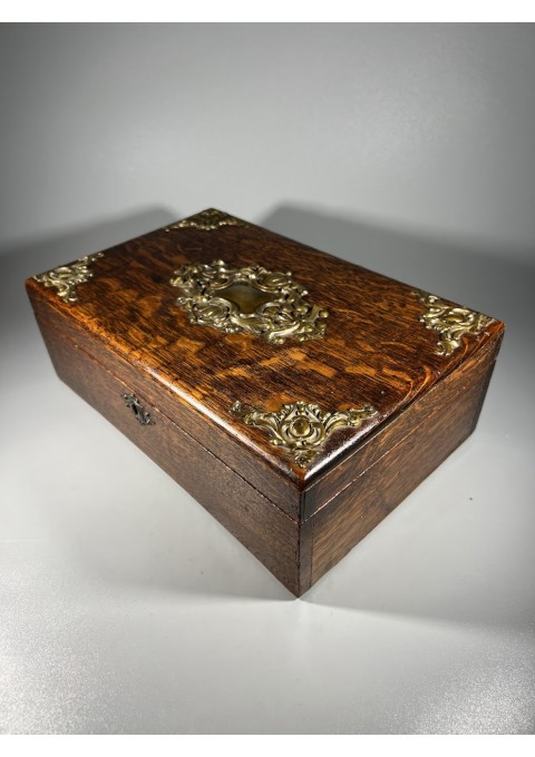 Skrynelė, dėžutė antikvarinė, medinė, puošta ornamentika. Kaina 68
