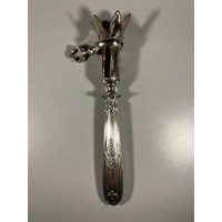 Stalo įrankis, kaulų laikiklis, ėriuko kojos žnyplės, sidabrine rankena, antikvarinis. Minervos galva. Prancūzija. Ilgis 20 cm. Kaina 83