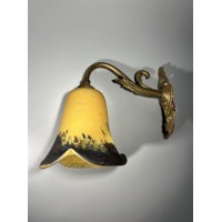 Šviestuvas sieninis, bra, Art Nouveau stiliaus, antikvarinis, prancūziškas bronzinis su geltonai, mėlynai margintu stikliniu gaubtu. XX a. pr. Kaina 88