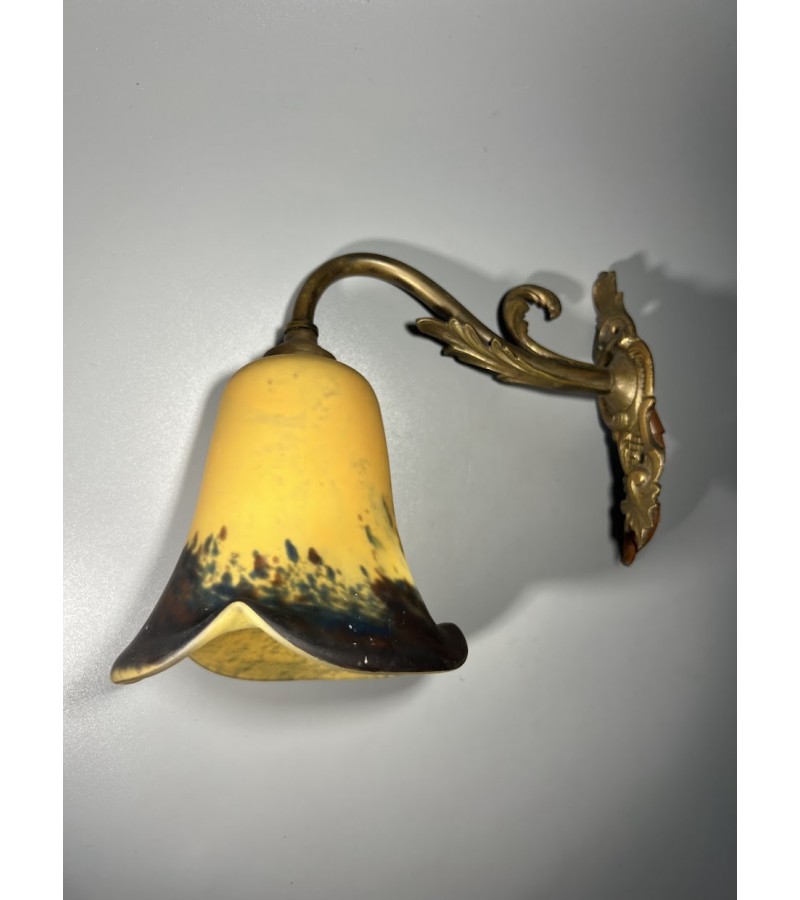 Šviestuvas sieninis, bra, Art Nouveau stiliaus, antikvarinis, prancūziškas bronzinis su geltonai, mėlynai margintu stikliniu gaubtu. XX a. pr. Kaina 88