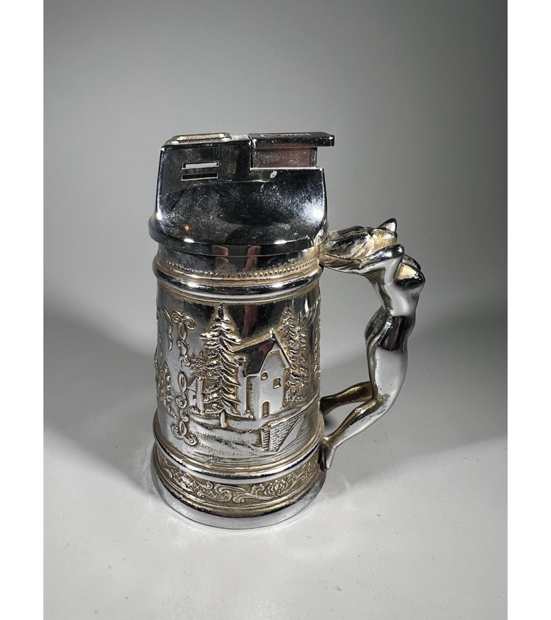 Žiebtuvėlis vintažinis, metalinis bokalas su nuogos moters rankena. Kaina 36