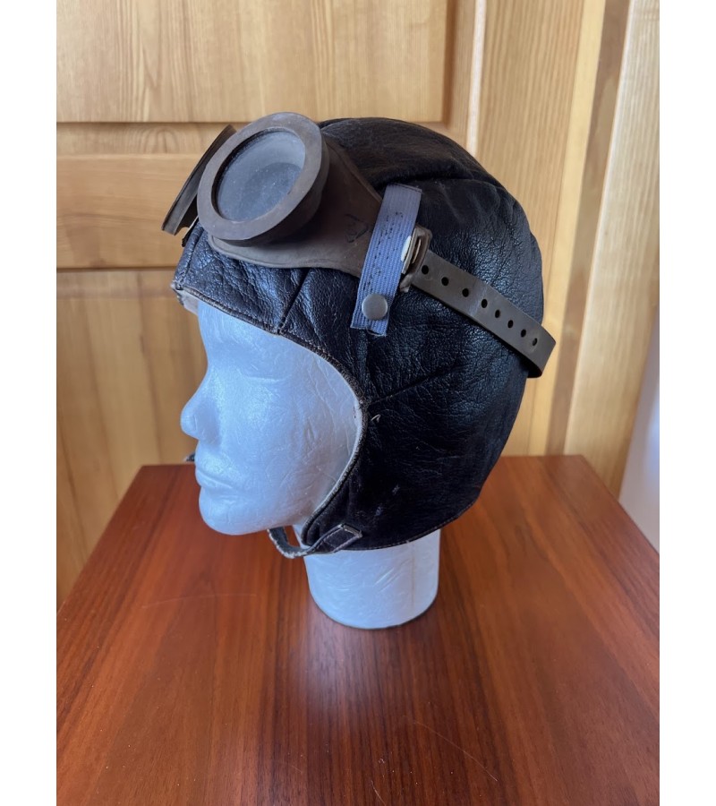 Lakūno, piloto, motociklisto, motociklininko kepurė odinė, originali, antikvarinė kepurė su lakūno akiniais ir stovu. Kaina 128 už viską Lakūno, piloto, motociklisto, motociklininko kepurė odinė, originali, antikvarinė kepurė su lakūno akiniais ir stovu. Kaina 128 už viską