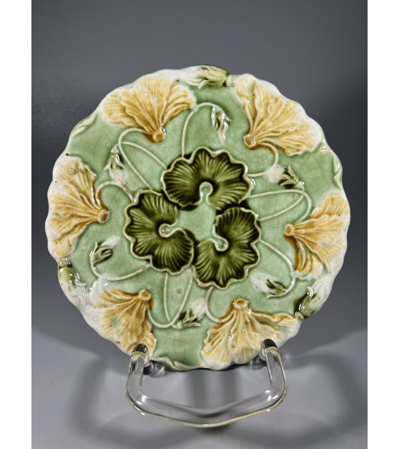 Lėkštė majolikos antikvarinė dekoratyvinė, puošta reljefiniu gėlių motyvu ir ryškia glazūra. Prancūzija, 1880–1900 m. Kaina 28