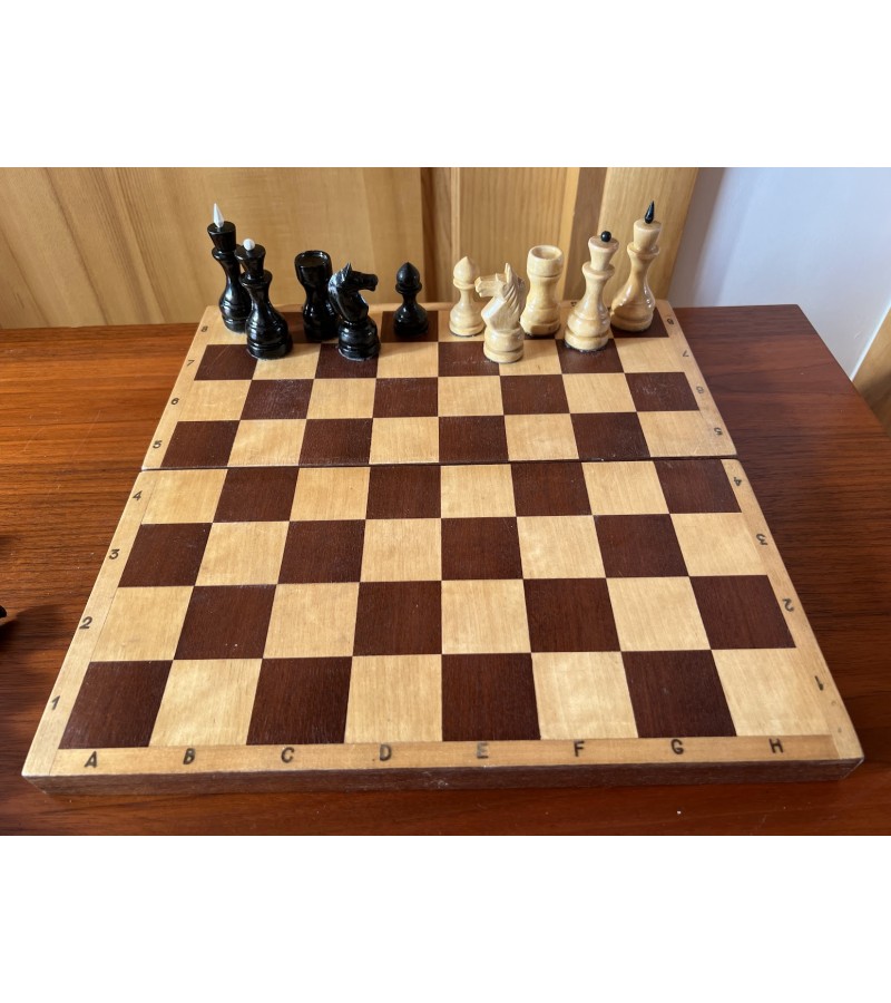 Šachmatai mediniai su medine šachmatų lenta, komplektas, tarybiniai, sovietinių laikų. Kaina 57