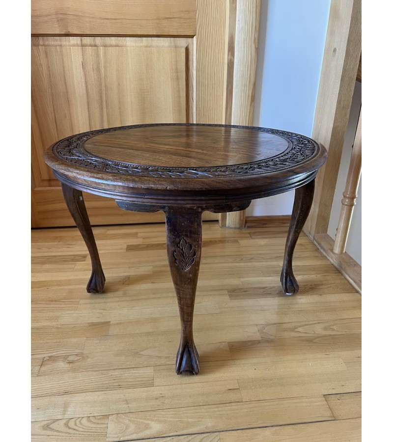 Staliukas, stovelis medinis, drožinėtas, apvalus, tvirtas. Kaina 88