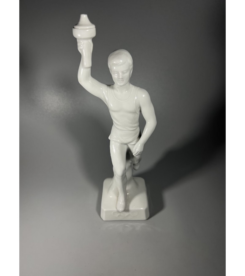 Statulėlė porcelianinė Olimpinės ugnies nešėjas. Originalus 1936 m. Berlyno olimpinių žaidynių suvenyras. Vokietijos Reichas. 2 vnt. Kaina po 63