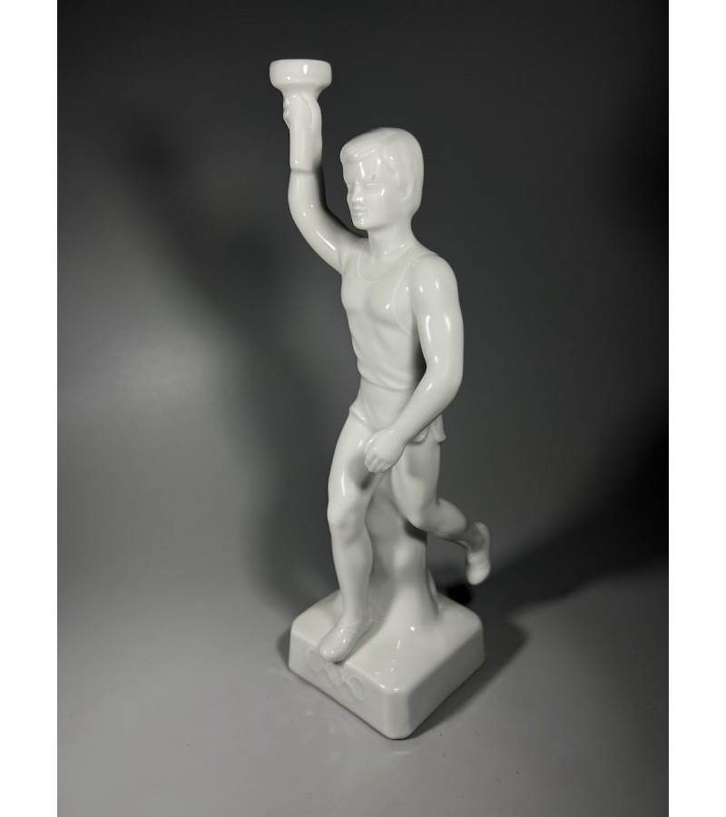 Statulėlė porcelianinė Olimpinės ugnies nešėjas. Originalus 1936 m. Berlyno olimpinių žaidynių suvenyras. Vokietijos Reichas. Be deglo. Kaina 43